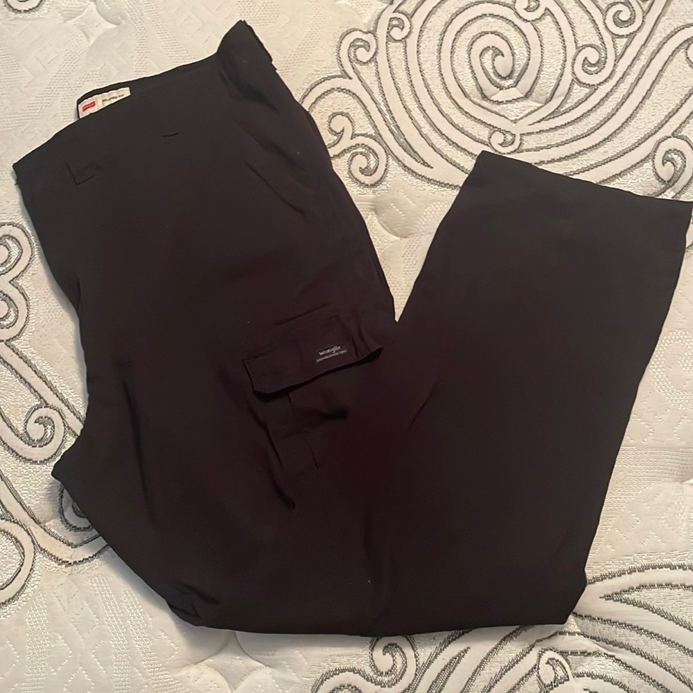 Wrangler relaxed fit cargo pants. Size 44x32